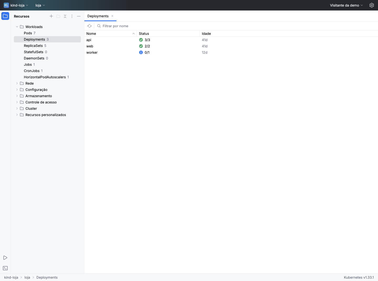 A janela do Kuberniq no cluster kind-loja, aberta nos deployments api, web e worker do namespace loja.